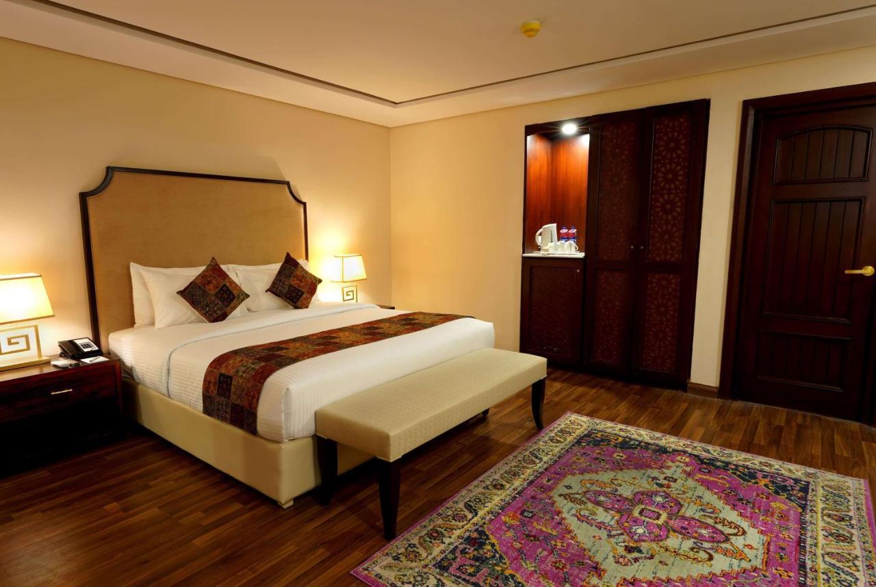 Ramada By Wyndham Lahore Gulberg II Hotel Kültér fotó